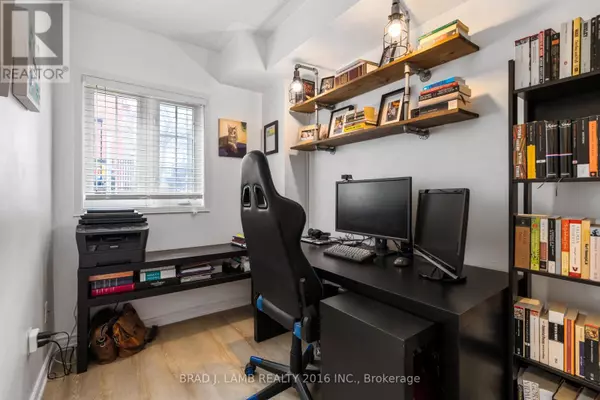Toronto (dufferin Grove), ON M6H4A4,262 St. Helens AVE #TH #114