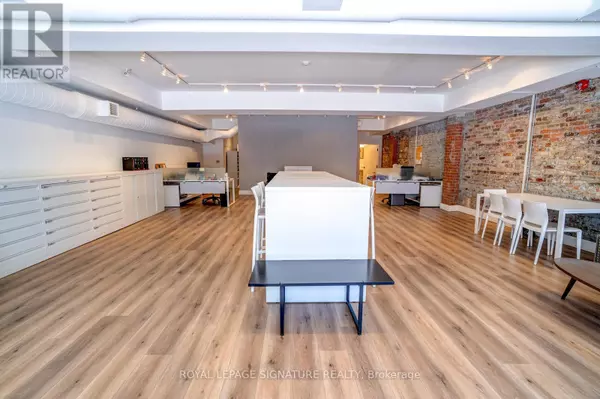 Toronto (niagara), ON M5V1P5,926 King ST West #Main