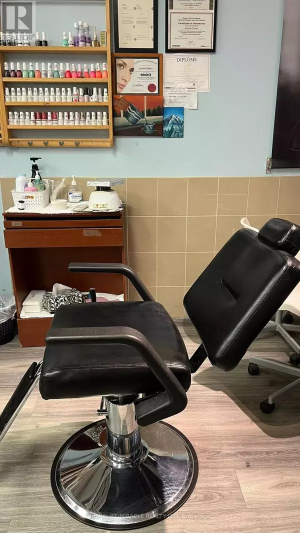 Toronto (kensington-chinatown), ON M5T2Z5,250 Dundas ST West #104