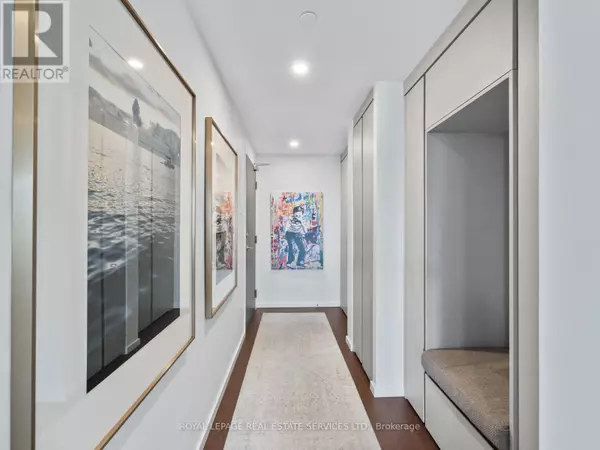 Toronto (waterfront Communities), ON M5A0T4,21 Lawren Harris SQ #904