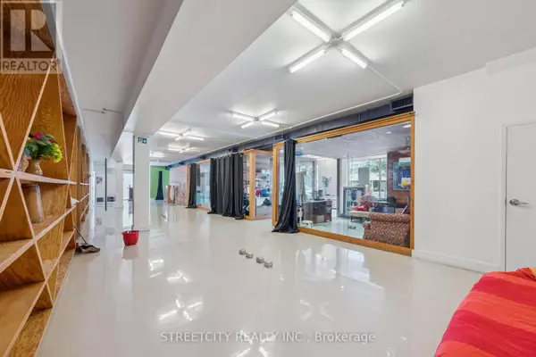 Toronto (trinity-bellwoods), ON M6J1V4,837 DUNDAS STREET W