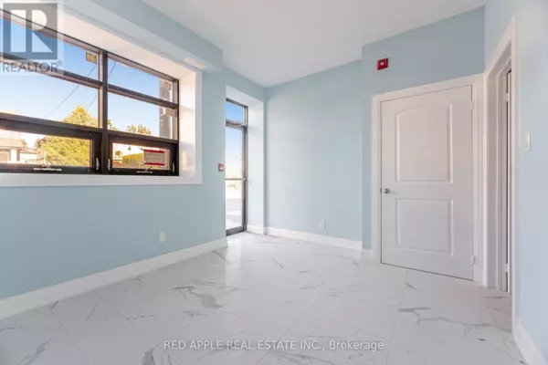 Toronto (oakwood Village), ON M6E2W3,416 OAKWOOD AVENUE