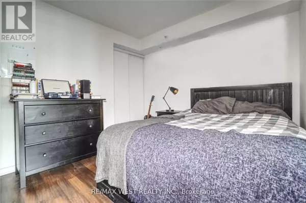 Toronto (niagara), ON M6K0A3,20 Joe Shuster WAY #1006