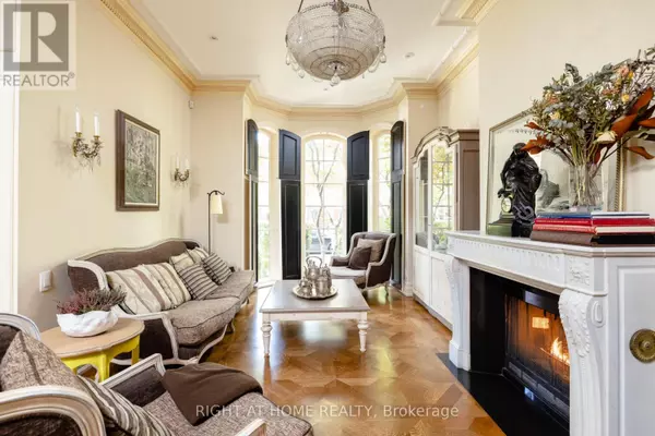 Toronto (annex), ON M5R2E3,51 HAZELTON AVENUE