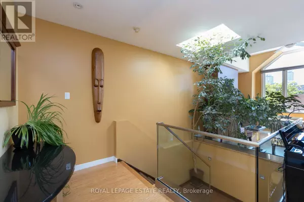 Toronto (regent Park), ON M5A1T4,432 QUEEN STREET E