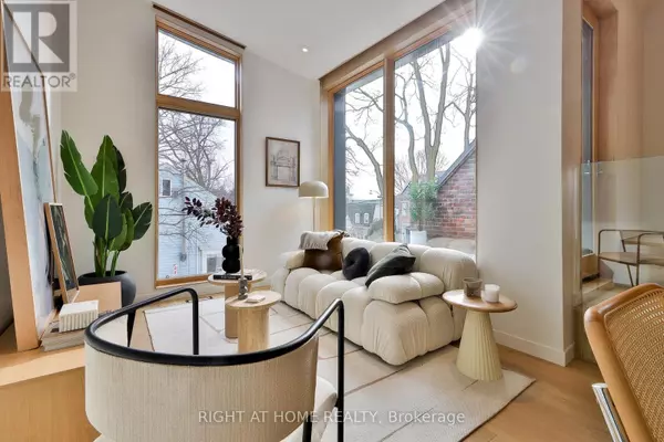 Toronto (university), ON M5S2M6,225 Brunswick AVE #PH 2