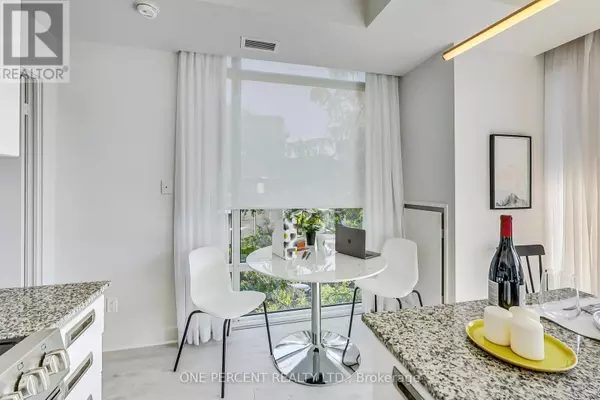 Toronto (niagara), ON M5V3W5,90 Stadium RD #314