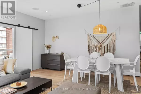 Toronto (niagara), ON M5V3G8,393 King ST West #1201