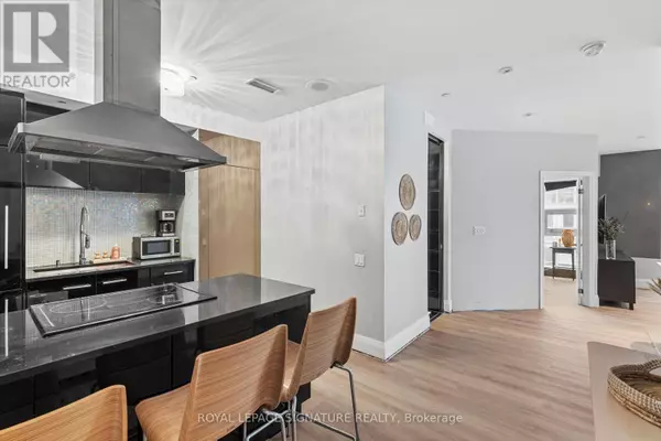 Toronto (niagara), ON M5V3G8,393 King ST West #1201