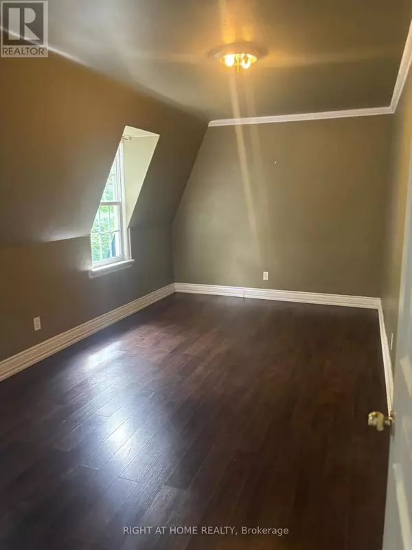 Toronto (newtonbrook East), ON M2M2Y5,125 Steeles AVE East #unit 2
