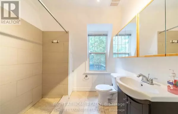 Toronto (newtonbrook East), ON M2M2Y5,125 Steeles AVE East #unit 2