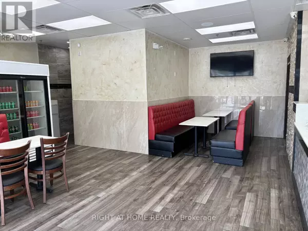 Toronto (niagara), ON M5V2Y6,700 King ST West #105