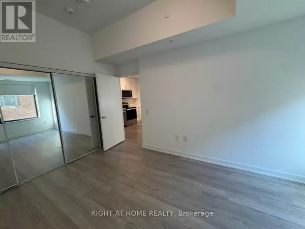 Toronto (lawrence Park South), ON M4N1B8,3 Strathgowan AVE #201