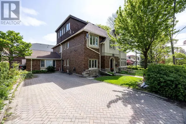 Toronto (yonge-eglinton), ON M5P2J8,131 Highbourne RD #Upper