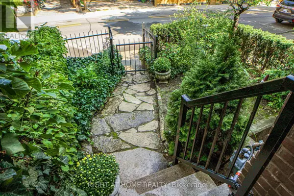 Toronto (cabbagetown-south St. James Town), ON M4X1T2,440 SACKVILLE STREET