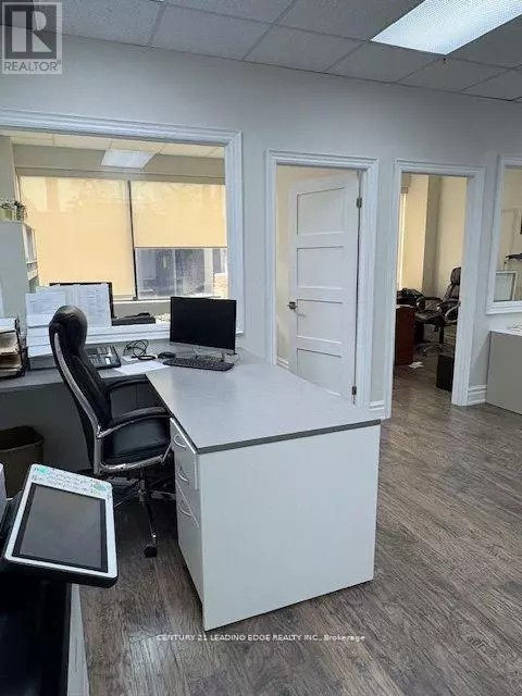 Toronto (st. Andrew-windfields), ON M3B3H9,255 Duncan Mill RD #301