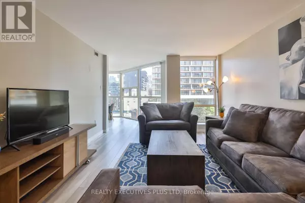 Toronto (niagara), ON M5V2W7,701 King ST West #811