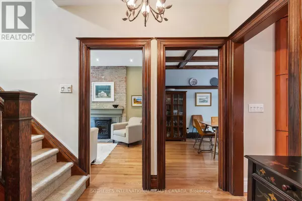 Toronto (casa Loma), ON M5R1Z4,52 NINA STREET