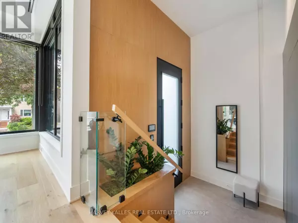 Toronto (bedford Park-nortown), ON M5M1K4,585 BEDFORD PARK AVENUE