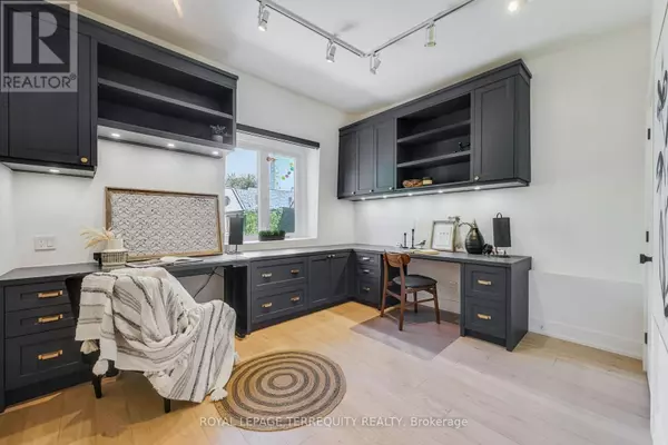 Toronto (kensington-chinatown), ON M5T2B9,2 GLASGOW STREET