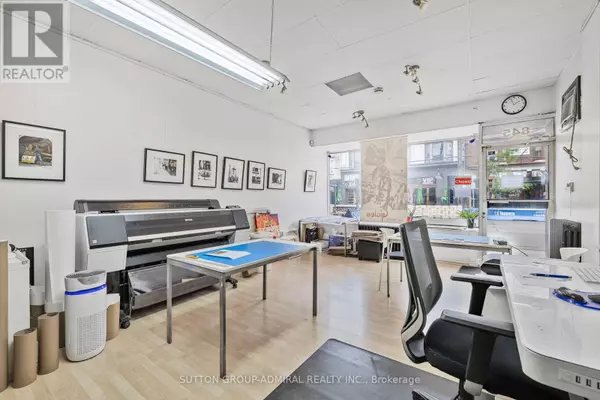 Toronto (trinity-bellwoods), ON M6H1A1,845 COLLEGE STREET