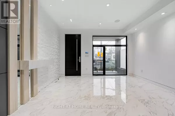 Toronto (annex), ON M5R2R8,677 HURON STREET