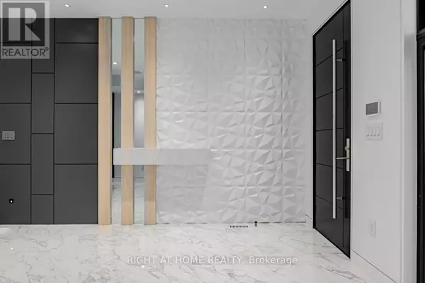 Toronto (annex), ON M5R2R8,677 HURON STREET