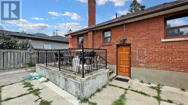 Toronto (englemount-lawrence), ON M6A1N3,139 RANEE AVENUE