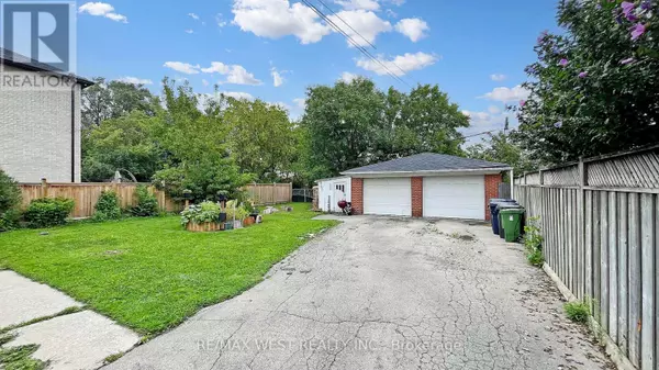 Toronto (englemount-lawrence), ON M6A1N3,139 RANEE AVENUE