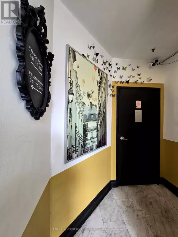 Toronto (trinity-bellwoods), ON M6J1E4,650 1/2 QUEEN STREET W