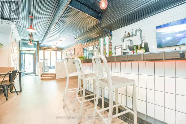 Toronto (kensington-chinatown), ON M5V2B5,566 QUEEN STREET W