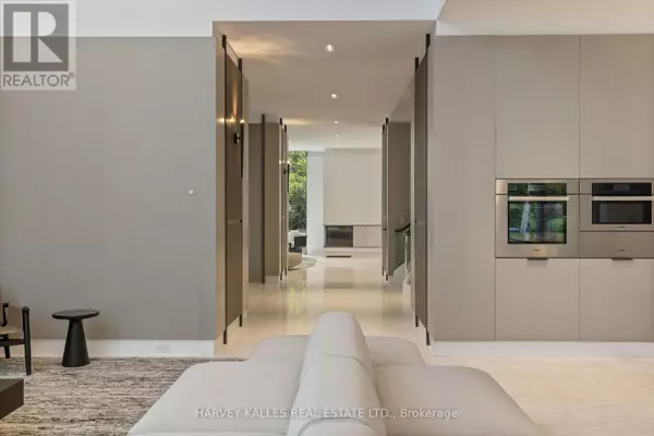 Toronto (forest Hill South), ON M5P2P3,211 DUNVEGAN ROAD