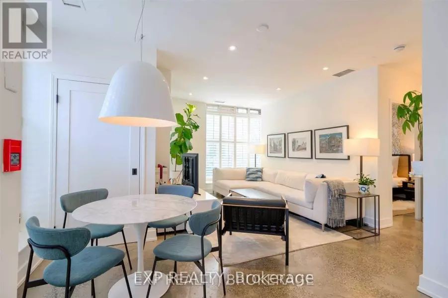 142 BATHURST STREET, Toronto (niagara), ON M5V2R3