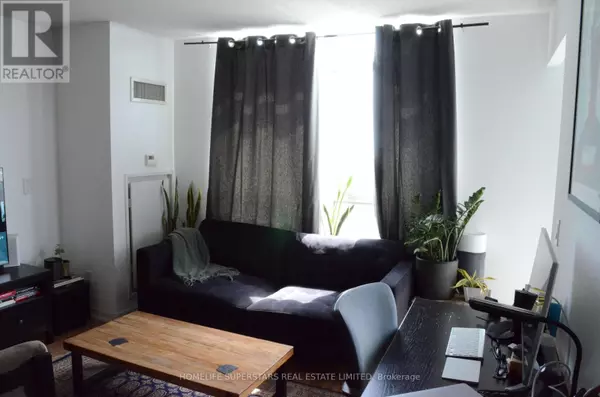 Toronto (niagara), ON M6K0A5,38 Joe Shuster WAY #1716