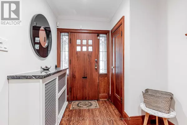 Toronto (rosedale-moore Park), ON M4T1P6,421 ST CLAIR AVENUE E