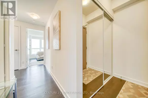 Toronto (casa Loma), ON M5P0A2,501 St. Clair AVE West #1211