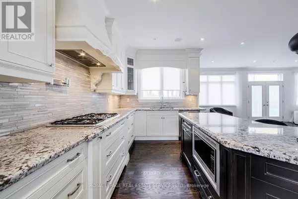 Toronto (lansing-westgate), ON M2N1R1,21A ROYCREST AVENUE