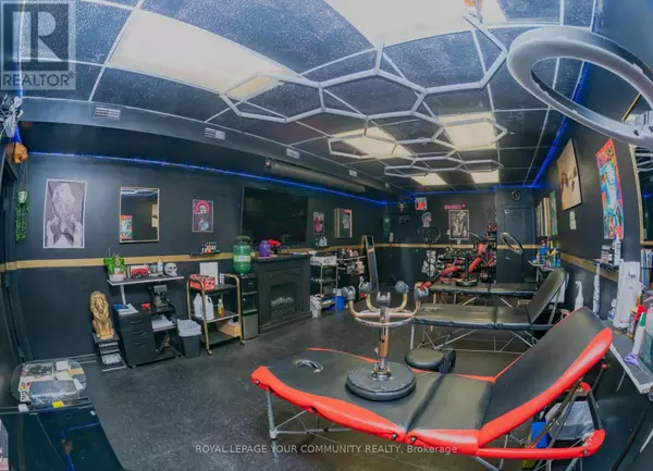 Toronto (palmerston-little Italy), ON M6G1M1,821A BLOOR STREET