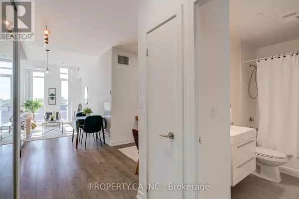 Toronto (kensington-chinatown), ON M5T0C2,297 College ST #715