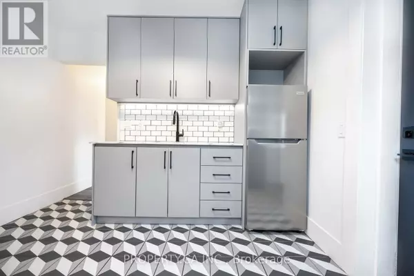 Toronto (wychwood), ON M6C1A7,647A ST CLAIR AVENUE W