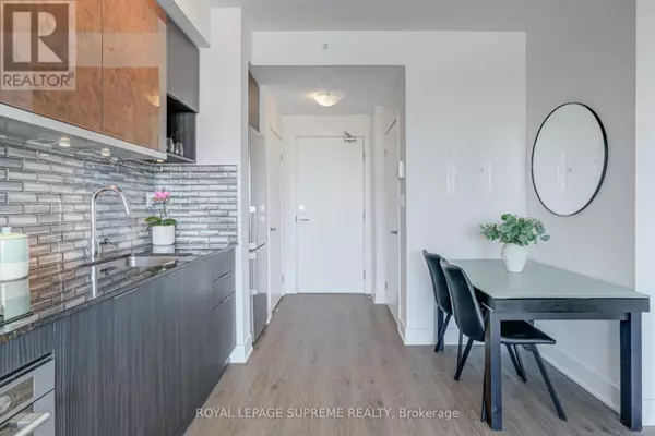 Toronto (banbury-don Mills), ON M3C0N8,99 The Donway W WAY #817