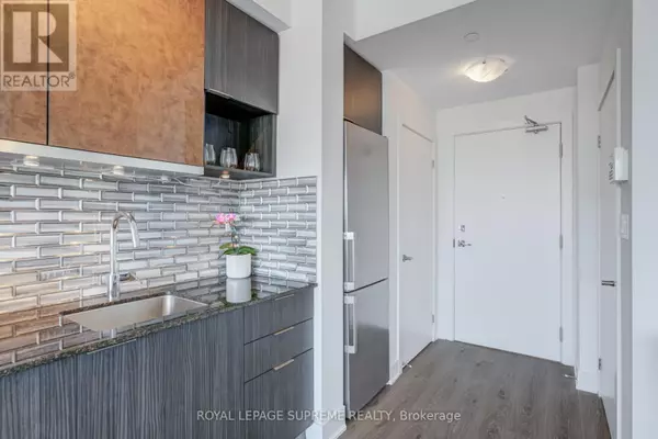 Toronto (banbury-don Mills), ON M3C0N8,99 The Donway W WAY #817