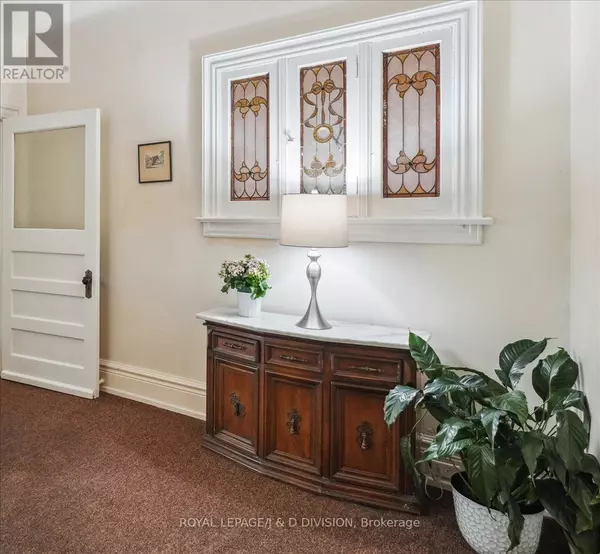 Toronto (annex), ON M5R1T7,51 CHICORA AVENUE