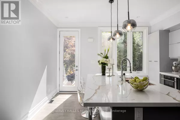 Toronto (rosedale-moore Park), ON M4T1A5,108 SHAFTESBURY AVENUE