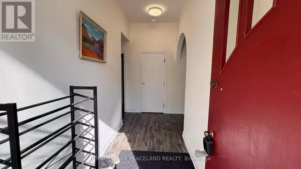 Toronto (banbury-don Mills), ON M3C2E7,60 Paperbirch DR #UPPER