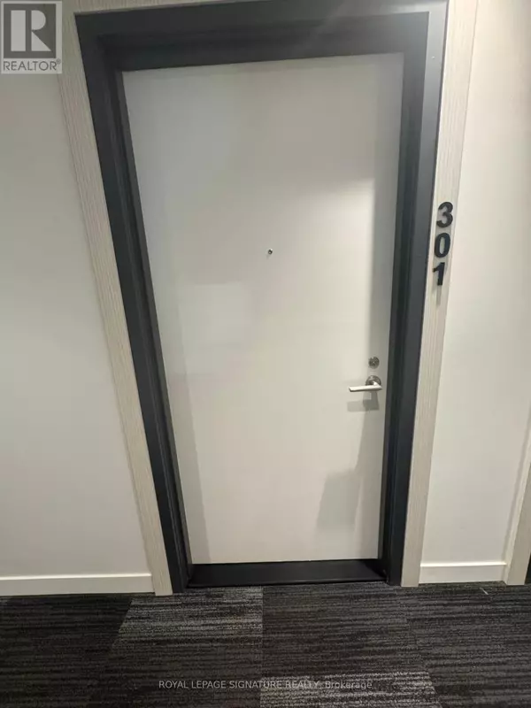 Toronto (oakwood Village), ON M6C1C5,900 St Clair AVE West #301