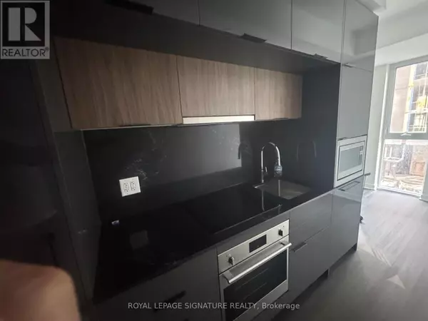 Toronto (oakwood Village), ON M6C1C5,900 St Clair AVE West #301