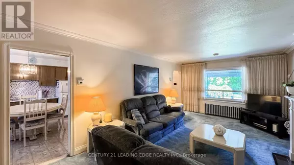 Toronto (bathurst Manor), ON M3H4A4,325 WATERLOO AVENUE