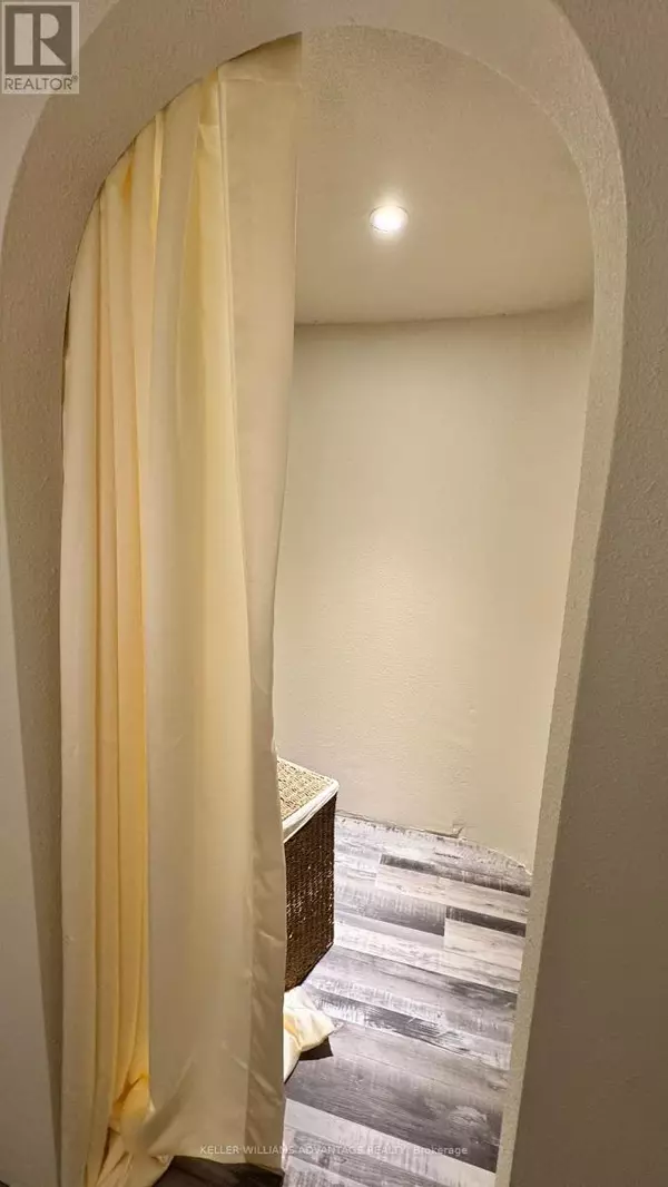 Toronto (oakwood Village), ON M6E2H1,1647 EGLINTON AVENUE W