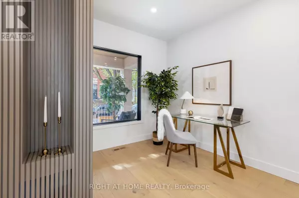 Toronto (niagara), ON M6J1C5,768 RICHMOND STREET W